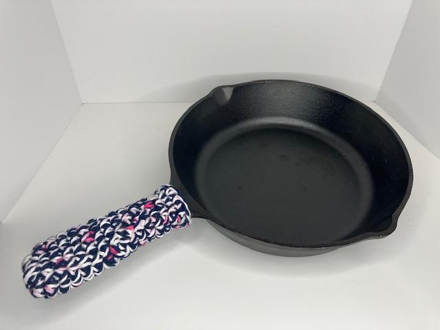 CAST IRON POT HOLDER- BLACK AND WHITE